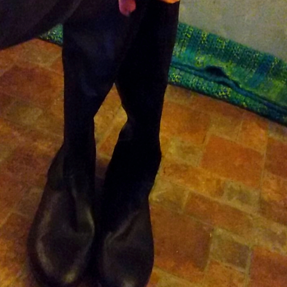 Black boots american eagle with zippers on back of